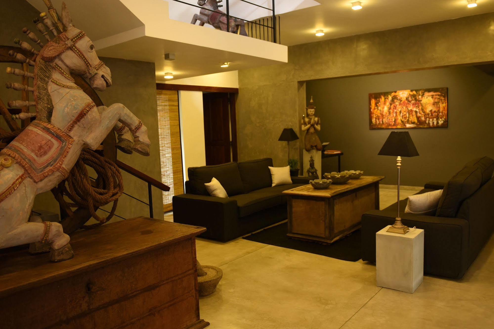 Nivasa Hotel Kolombo Bagian luar foto